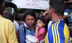 لقد غادر أكثر من مليون فنزويلي بلدهم، والعديد منهم، مثل هذه العائلة، يبحثون عن مأوى في ساحة سيمون بوليفار في بوا فيستا، رورايما، شمال البرازيل.