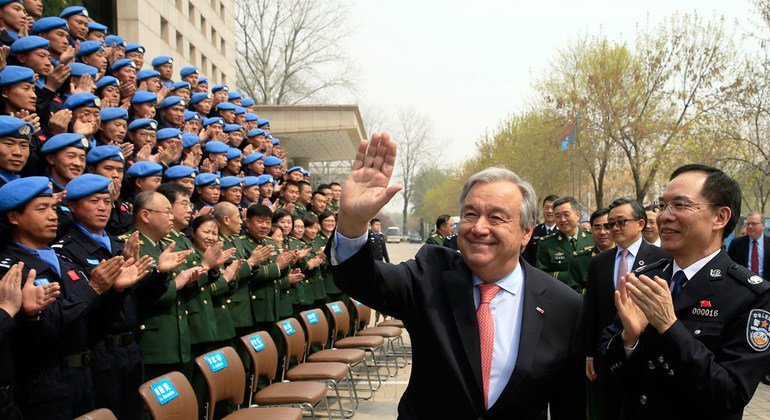 El Secretario General, António Guterres, visita un centro de entrenamiento de cascos azules en Langfang, cerca de Pekín, en China.