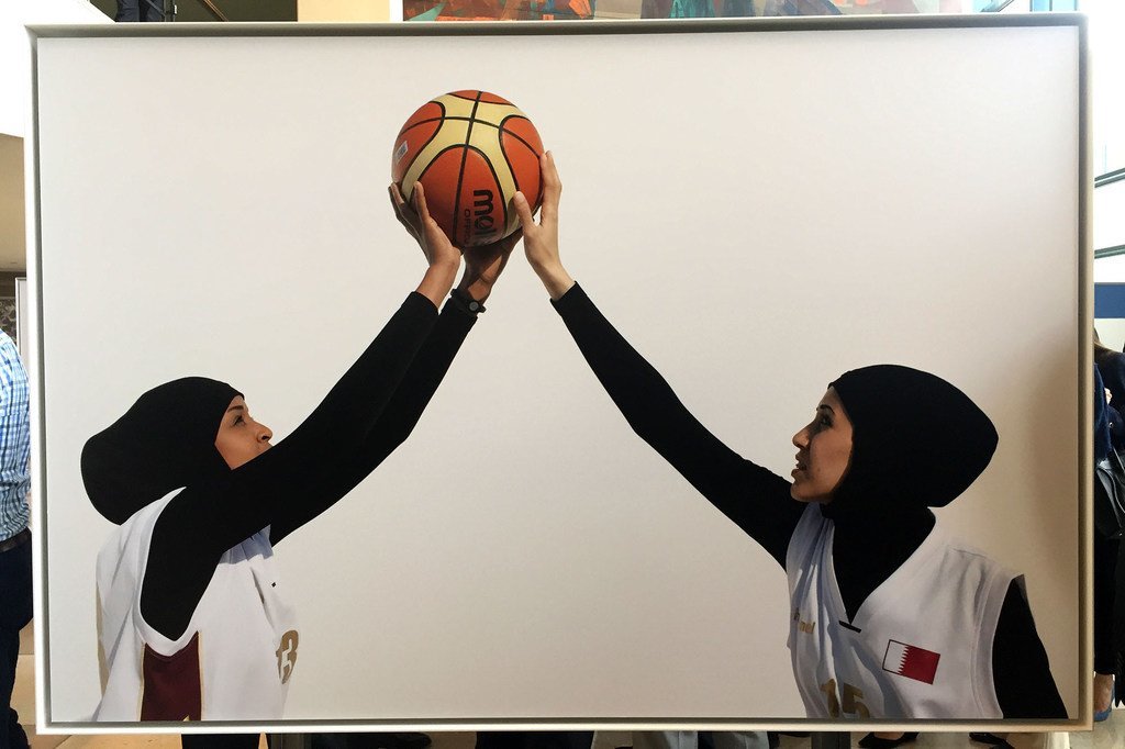 (من الأرشيف) إحدى الصور من معرض "هيَّا: المرأة العربية في الرياضة الذي تم تنظيمه في مقر الأمم المتحدة