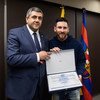 El secretario general de la OMT, Zurab Pololikashvili (izq.), nombra Embajador de Turismo Responsable al jugador del F.C. Barcelona, Lionel Messi. 
