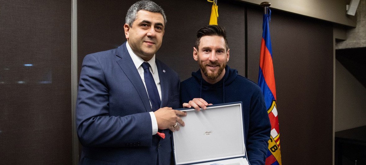 El secretario general de la OMT, Zurab Pololikashvili (izq.), nombra Embajador de Turismo Responsable al jugador del F.C. Barcelona, Lionel Messi. 