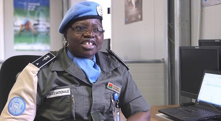 Police Superintendent Yvette Boni Zombre from Burkina Faso received the International Female Police Peacekeeper Award in 2016 for her service and achievements in the UN Multidimensional Integrated Stabilization Mission in the Central African Republic (MINUSCA).