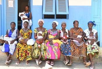 Una serie de mujeres esperan para vacunar a sus hijos en un hospital local en el noreste de Côte d'Ivoire.