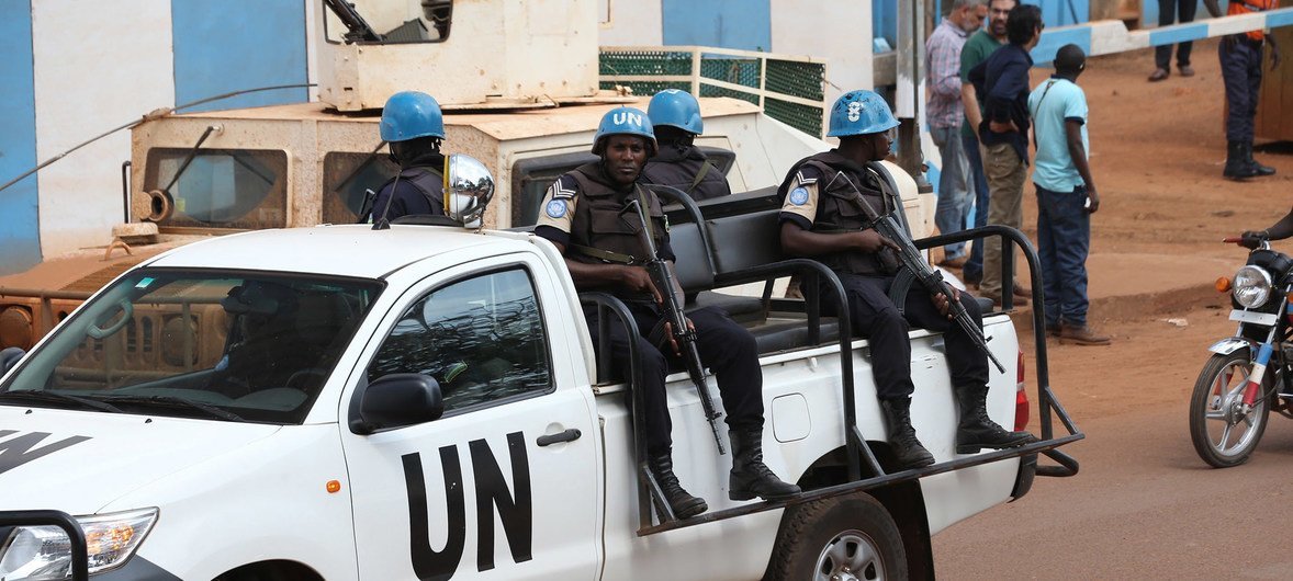 حفظة السلام في بعثة الأمم المتحدة المتكاملة متعددة الأبعاد لتحقيق الاستقرار في جمهورية أفريقيا الوسطى (مينوسكا) يقومون بدوريات في مدينة بانغي في عام 2017.