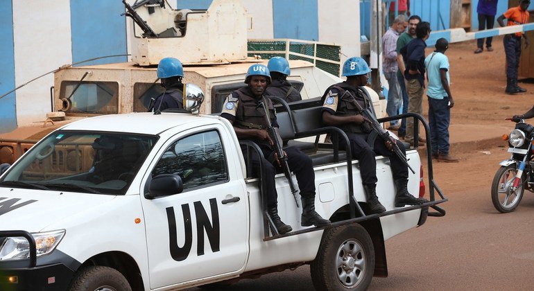 Efectivos de la Misión Multidimensional Integrada de Estabilización de las Naciones Unidas en la República Centroafricana de patrulla en Bangui, la capital del país. 