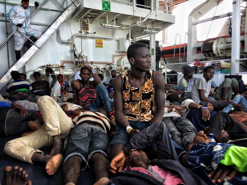  Des migrants et des réfugiés à bord d'un navire des garde-côtes italiens après que leur bateau a chaviré au large de la Libye (archives).