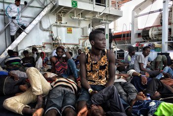  Des migrants et des réfugiés à bord d'un navire des garde-côtes italiens après que leur bateau a chaviré au large de la Libye (archives).