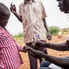 南苏丹一名健康工作者为一名儿童接种了霍乱疫苗后在他手上做了记号。