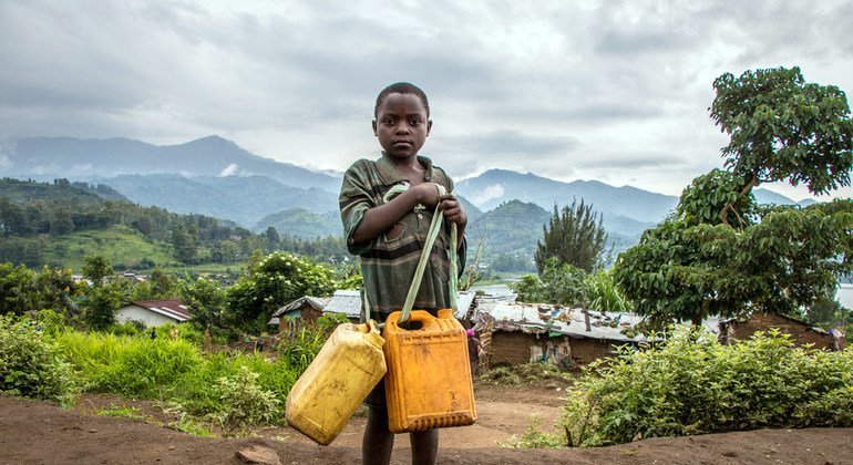 Un niño va a recoger agua en el campo de desplazados de Minova en Kivu Sur, en la República Democrática del Congo.