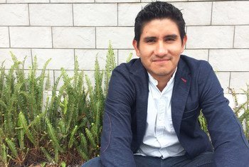 Omar estudia periodismo y trabaja en un canal de televisión en Ecuador. Sabe los restos a los que se enfrentan los chicos que crecen en centros de menores y con familias de acogida
