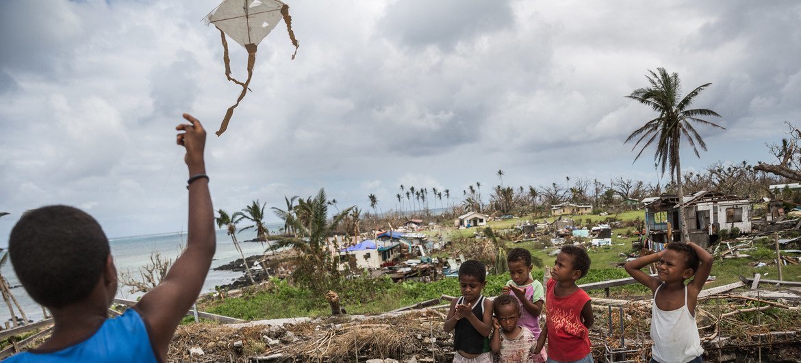 斐济南部塔韦乌尼岛的儿童正在放风筝。2016年，这一地区遭到超强气旋温斯顿的严重破坏。