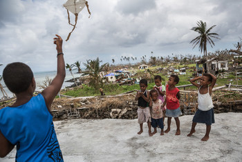 斐济南部塔韦乌尼岛的儿童正在放风筝。2016年，这一地区遭到超强气旋温斯顿的严重破坏。