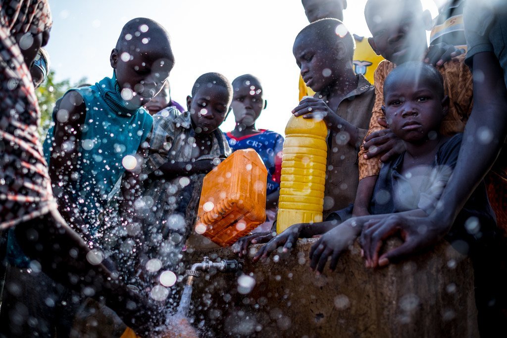 Des enfants de familles déplacées collectent de l'eau à Maiduguri, dans l'État de Borno, dans le nord-est du Nigéria. Près de 10.000 femmes, hommes et enfants ont été forcés de quitter la ville de Jakana. (archive)