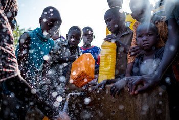 尼日利亚东北部流离失所的儿童正在一处水龙头前汲水。清洁的用水对于预防和控制霍乱疫情至关重要。