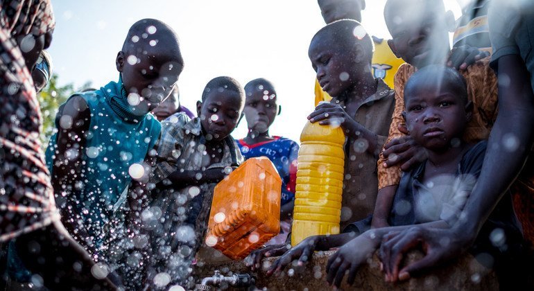 Un grupo de niños desplazados rellenan sus bidones de agua en el campamento de Dalori, en el estado de Borno, Nigeria. 