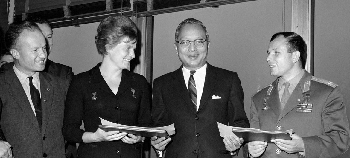 1963年10月16日，时任联合国秘书长吴丹（右二）在纽约总部接待前苏联宇航员瓦莲京娜•捷列什科娃（左二）与尤里·加加林（右一）。