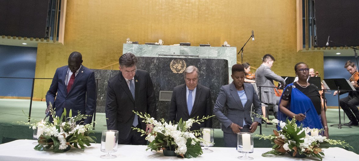 Secretário-geral António Guterres (ao centro) no evento da Assembleia Geral em comemoração do Dia Internacional de Reflexão sobre o Genocídio de 1994 contra os Tutsis no Ruanda.