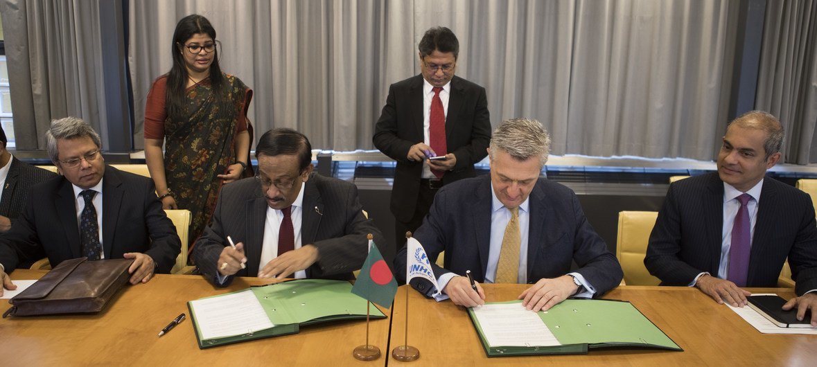 UN High Commissioner for Human Rights Filippo Grandi (centre right) and Bangladesh Foreign Secretary Mohammad Shahidul Haque (centre left) sign a MoU relating to voluntary returns of Rohingya refugees. 