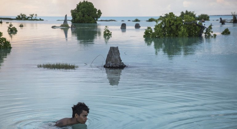 El 26 de octubre de 2014, Peia Kararaua, de dieciséis años, se baña en la aldea inundada de Aberao, en Kiribati. 
