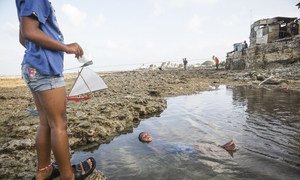 El 18 de enero de 2016, Sadako, de cinco años, se baña en un charco de agua salada durante la marea baja en la erosionada costa de la aldea de Jenrock, en las Islas Marshall.