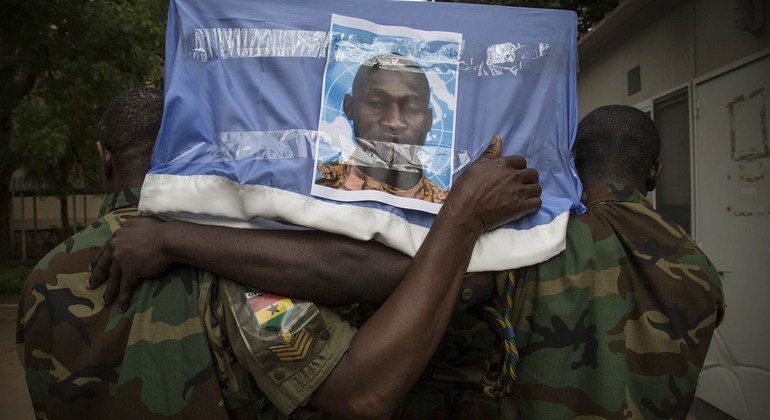 Cérémonie d'adieu en l'honneur de six Casques bleus burkinabés de la MINUSMA, décédés lors d'une embuscade sur l'axe Goundam-Tombouctou, au Mali, en juillet 2015. 