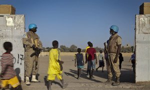 Las fuerzas de paz de Burkina Faso proporcionan seguridad a la entrada del estado antes de que comience el partido entre los equipos de dos vecindarios de Tombuctú, en Mali, en diciembre de 2013.