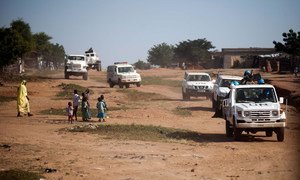 Un convoi de la MINUAD en provenance de Forobaranga, dans l'ouest du Darfour (Soudan), escorté par des troupes du Burkina Faso, patrouille dans le village de Tamar, en octobre 2013. 