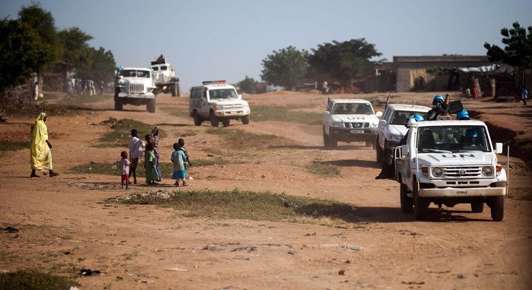 A UNAMID convoy from Forobaranga, West Darfur (Sudan), escorted by troops from Burkina Faso, goes on patrol to Tamar village, in October 2013.