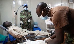 Un dentista burkinés asiste a un paciente local en la base de la misión de Mali.