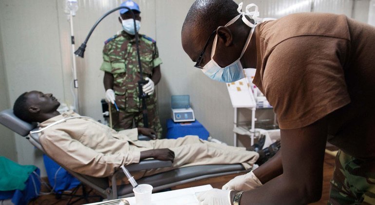 Un dentista burkinés asiste a un paciente local en la base de la misión de Mali.