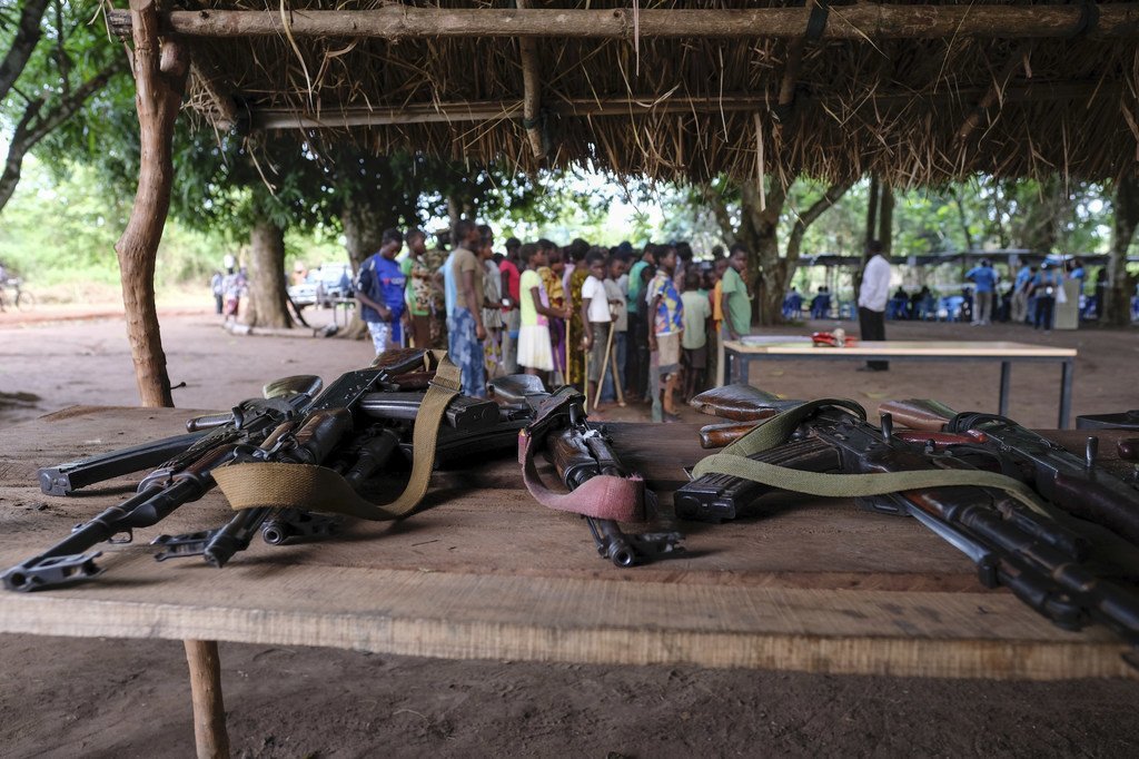 南苏丹与武装团体有关联的儿童兵放下手中的武器。