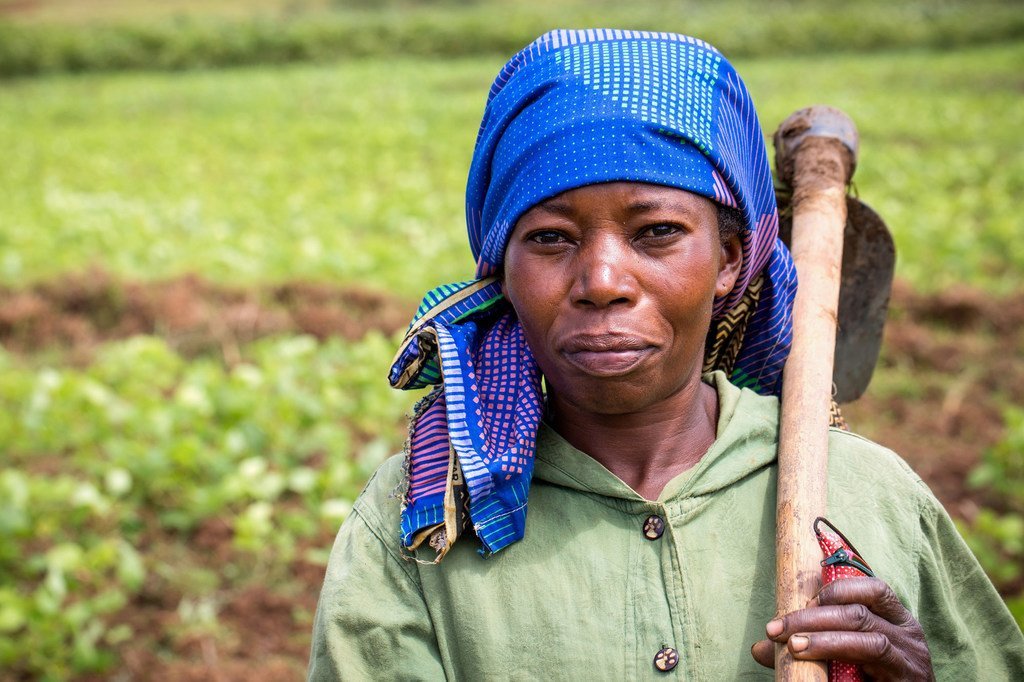 Une agricultrice dans son champ, au Sud-Kivu, en RDC.  Cette région a été ravagée par plus de deux décennies de déplacements forcés dus au conflit.