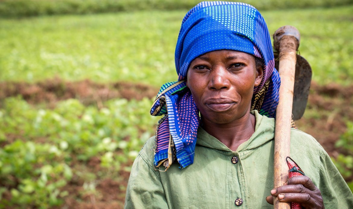 Une agricultrice dans son champ, au Sud-Kivu, en RDC.  Cette région a été ravagée par plus de deux décennies de déplacements forcés dus au conflit.