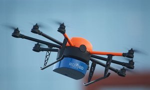 Le drone ROMEO, plane dans le ciel pour aider à contrer les maladies portées par des insectes et ainsi sauver des vies.