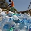 Les habitants de Watamu, au Kenya, travaillent avec l'organisation Local Ocean Conservation pour ramasser le plastique sur la plage.