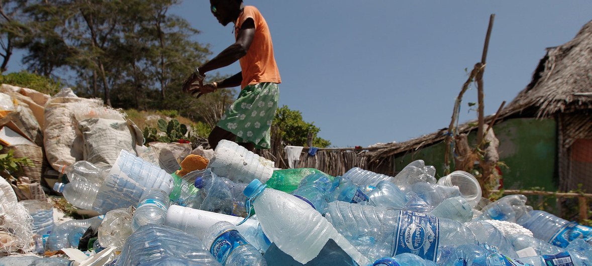 Pessoas locais de Watamu, Quênia, trabalham com a Local Ocean Conservation para pegar plástico na praia.
