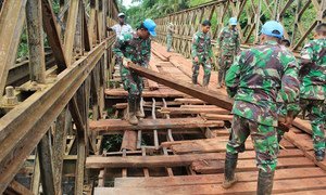 , la Compañía indonesia de ingenieros de la Misión de Estabilización de las Naciones Unidas en la República Democrática del Congo rehabilita el puente de Gada. 