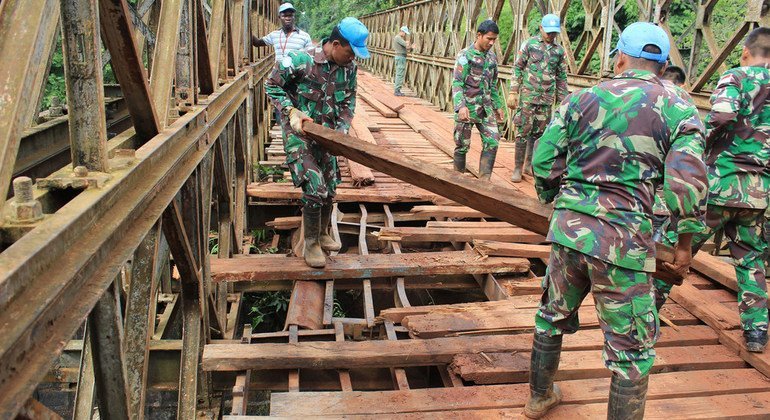 , la Compañía indonesia de ingenieros de la Misión de Estabilización de las Naciones Unidas en la República Democrática del Congo rehabilita el puente de Gada. 