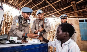 Los cascos azules de la Operación de Darfur dirigen una campaña médica pasando consulta en el campamento de Zam Zam, en Darfur Norte, en febrero de 2017. 