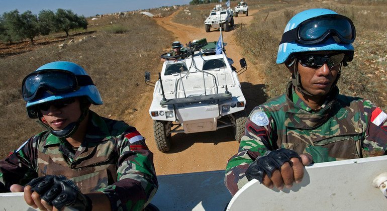 Los cascos azules indonesios y franceses patrullan juntos cerca del pueblo de Taybe, en el sur de Líbano, en julio de 2013.
