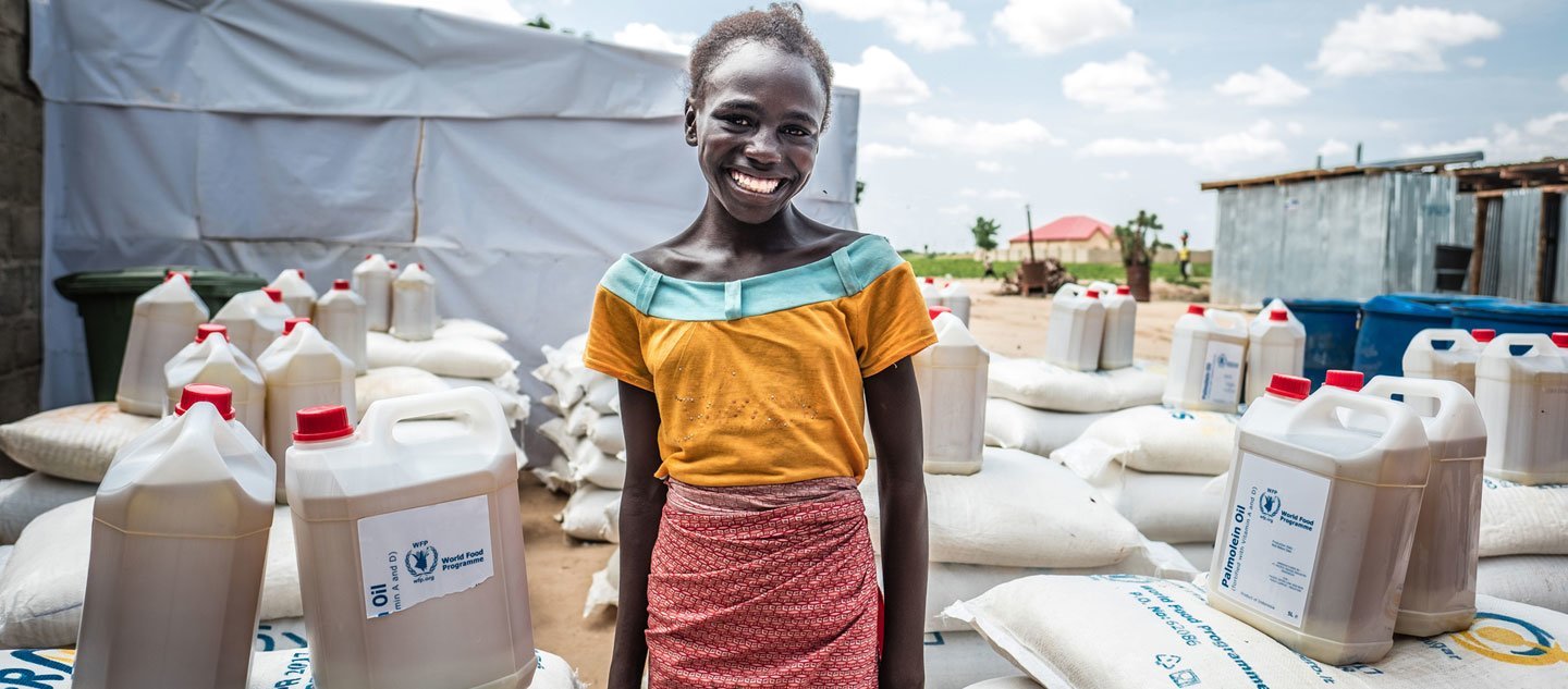 Una niña nigeriana sonríe después de recibir ayuda de Share The Meal. Más de cinco millones de personas en Nigeria enfrentan el hambre extrema. 