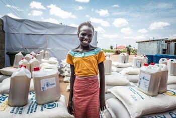 Une jeune fille nigériane sourit après avoir reçu de l'aide alimentaire. Plus de 5 millions de personnes au Nigéria sont confrontées à la faim.