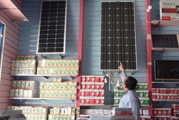Tienda de paneles solares en Yemen.