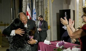 El presidente de Costa Rica, Luis Guillermo Solís, abraza a la refugiada salvadoreña Karla Torres durante la entrega del Sello Vivir la Integración