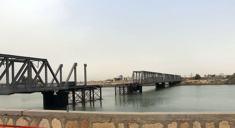 غواصو دائرة الأمم المتحدة للإجراءات المتعلقة بالألغام يزيلون المتفجرات من منطقة جسر الفلوجة الحديدي