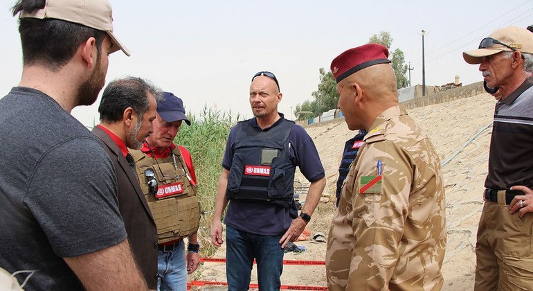 بير لودهامر مدير برنامج دائرة الأمم المتحدة للأعمال المتعلقة بالألغام في العراق يتحدث مع فريق الغواصين التابعين لدائرة الأمم المتحدة للإجراءات المتعلقة بالألغام