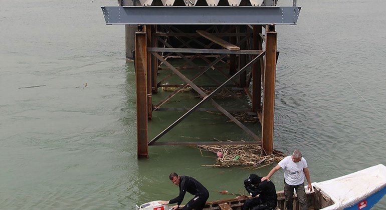 غواصو دائرة الأمم المتحدة للإجراءات المتعلقة بالألغام يزيلون المتفجرات من منطقة جسر الفلوجة الحديدي