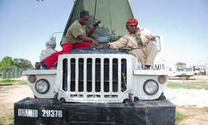Dos mecánicos de UNAMID de Etiopía – Sargento Meseret Adera y el Corporal Seblewengel Demesse  – reparan un vehículo en un taller en el equipo de Gereida en el sur de Darfur. UNAMID desplegó un batallón de Etiopía para proteger a civiles en julio de 2012