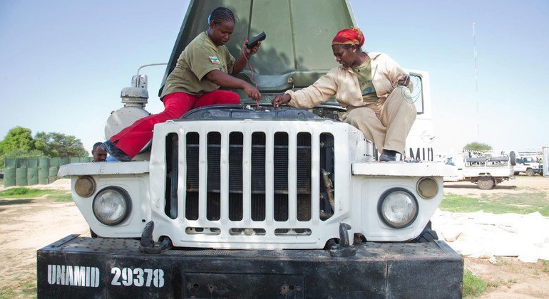 Dos mecánicos de UNAMID de Etiopía – Sargento Meseret Adera y el Corporal Seblewengel Demesse  – reparan un vehículo en un taller en el equipo de Gereida en el sur de Darfur. UNAMID desplegó un batallón de Etiopía para proteger a civiles en julio de 2012