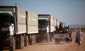 Tropas de UNAMID de Etiopía a Ruanda escoltan a troques del “World Food Programme (WFP) durante un viaje de El Fasher a Shangil Tobaya en el norte de Darfur, en febrero de 2014. El viaje de casi 100 kilómetros, duró más de ocho horas debido a las malas condiciones de la carretera.     